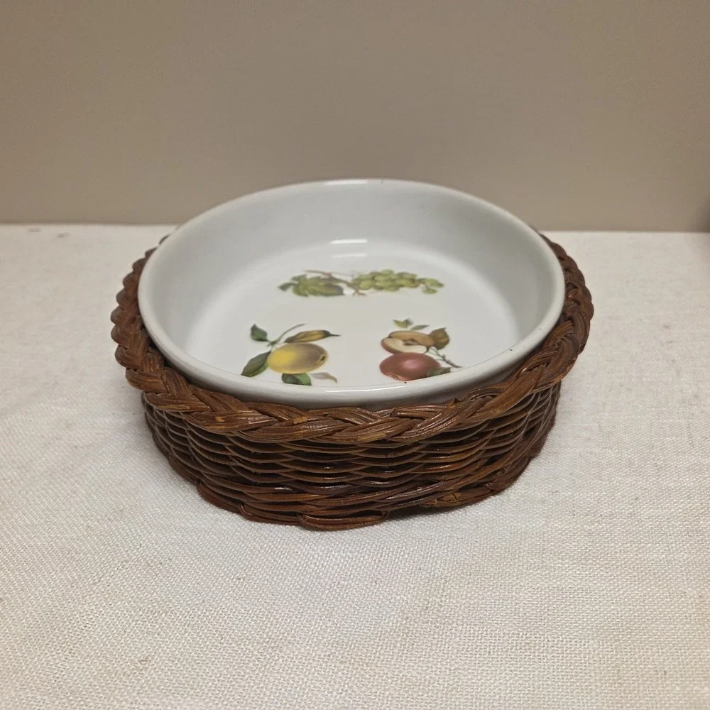 Cordon Bleu BIA Oval Casserole Dish White Porcelain w/Fruit in fitting basket 13